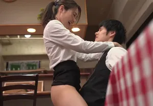 Cậu trai trẻ làm tình cô nhân viên nữ có chồng nhưng anh xã “yếu”