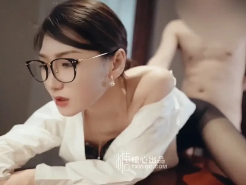 Vào phòng riêng được cấp trên nữ nứng bú buồi cho