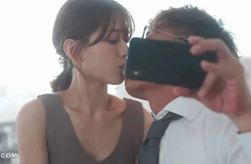 Thấy cô vợ hơi lạ, ông chồng xem điện thoại người vợ và thấy cảnh phang với tiền bối của mình