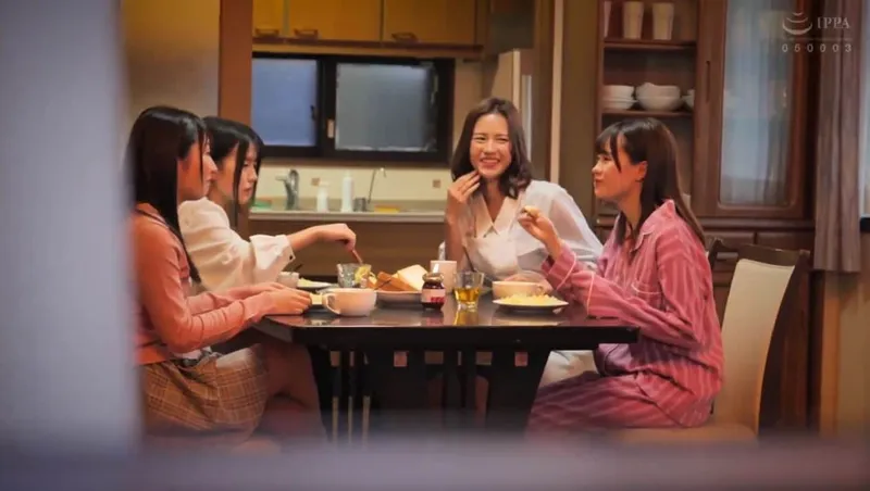 Bố đi vắng, 4 nàng nhỏ ở nhà bị những tên côn đồ để ý tới