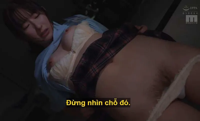 Ông sếp lập mưu hãm hiếp cô nhân viên kiêu căng lười nhác, suốt ngày bận rộn tán gẫu cùng người yêu.